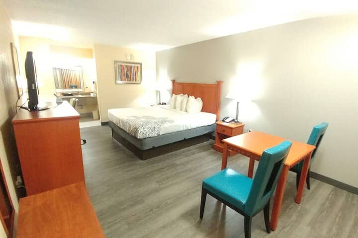 Room 17 of 32